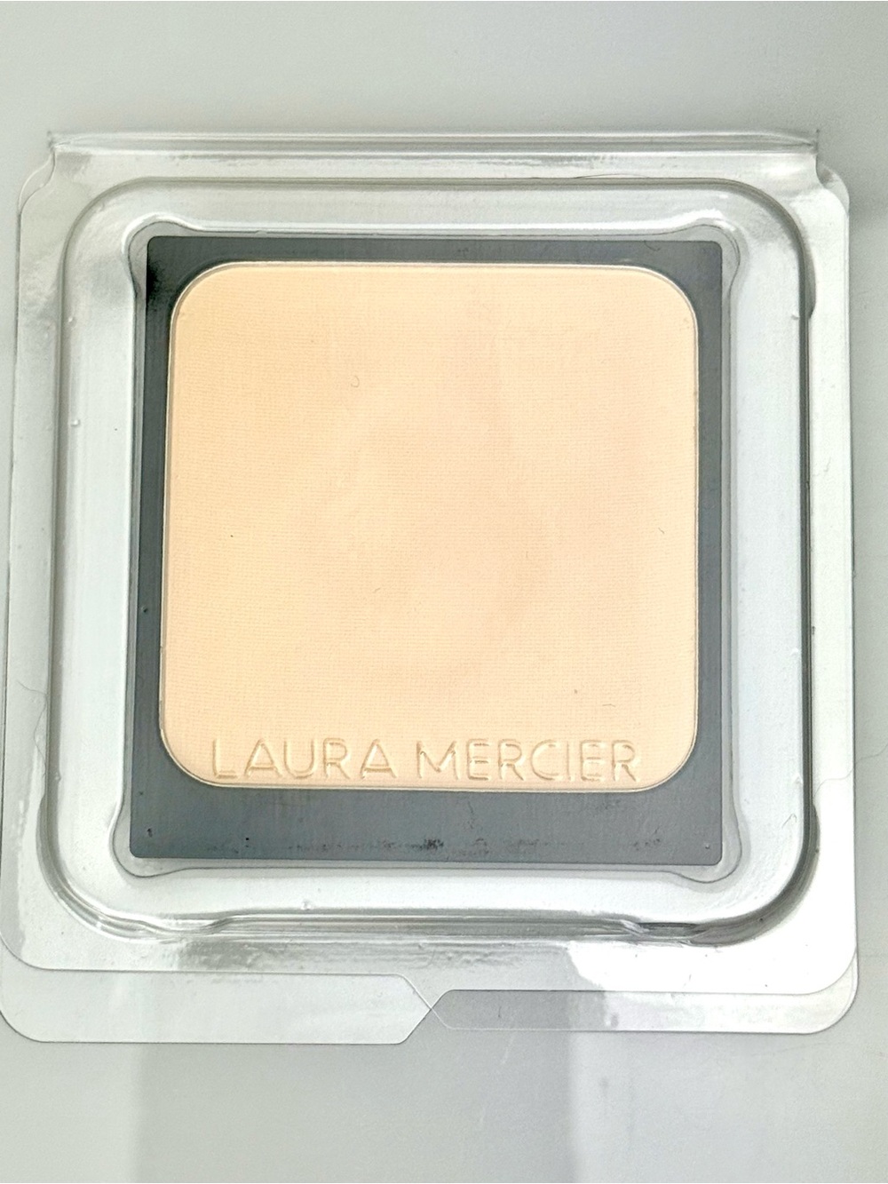 Laura Mercier • Translucent Pressed Setting Powder - Picture 2 of 8